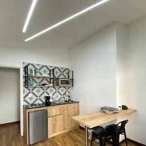 Apartamento Cerca Al Centro Comercial Santafe A105 By Roots, Medellín
